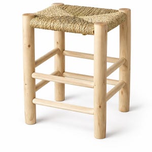 Peut inclure: Tabouret en bois naturel avec une assise tressée. Le tabouret a quatre pieds cylindriques reliés par des supports horizontaux. L'assise est carrée et faite de fibres naturelles tressées. Le tabouret est de couleur marron clair.