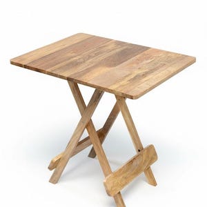 Op de afbeelding: Een kleine, opvouwbare houten tafel met een rechthoekig blad en een X-vormig potenontwerp. De tafel is gemaakt van lichtgekleurd hout en is ontworpen voor gemakkelijke opslag en draagbaarheid. De tafel is ongeveer 61 cm lang, 46 cm breed en 51 cm hoog.
