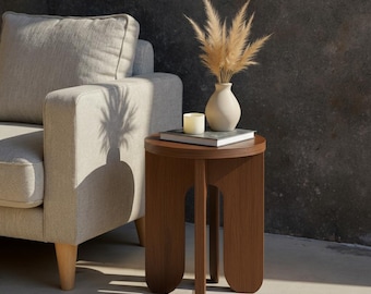 Houten kruk. Moderne bijzettafel. Plantenstandaard voor binnen. Kleine bijzettafel. Moderne plantenstandaard. Bijzettafeltje. Laptoptafel. Nachtkastje.