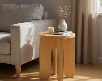 Houten kruk. Moderne bijzettafel. Plantenstandaard voor binnen. Kleine bijzettafel. Moderne plantenstandaard. Bijzettafeltje. Laptoptafel. Nachtkastje.