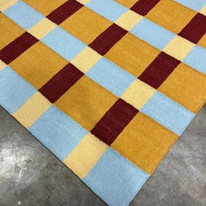 Handgeweven platgeweven kelimtapijt | Mosterdblauw bordeauxrood geruit geometrisch vloerkleed 8 x 10