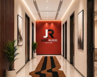 Pode incluir: Um corredor com um tapete castanho e preto com um design único. As paredes são brancas com portas castanhas escuras. A parede do fundo é vermelha com o texto "JUST RUGS1 RUG & RUGS" e um logótipo. Plantas e obras de arte também são visíveis.