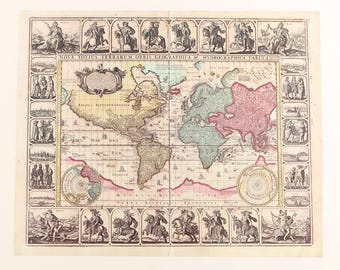 Può includere: Antica mappa del mondo con cartografia dettagliata, raffigurante i continenti in vari colori. La mappa include illustrazioni decorative attorno al bordo e un titolo centrale. Il testo "NOVA TOTIUS TERRARUM ORBIS GEOGRAPHICA AC HYDROGRAPHICA TABULA" è visibile.