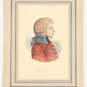 Könnte beinhalten: Ein Vintage-Druck von Mozart im Profil, mit einem roten Mantel mit goldenen Knöpfen, einem blauen Kragen und einer gepuderten Perücke. Der Druck ist mit einem doppelten schwarzen Rahmen versehen, und der Name "MOZART" ist unten aufgedruckt.