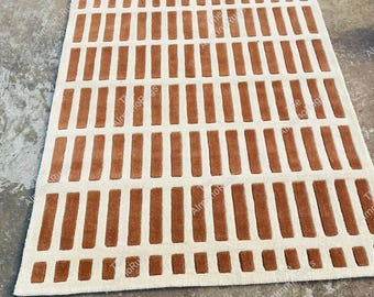 Geometrisk matta i modern design från mitten av århundradet, handtuftad matta i bränd orange och krämfärgad färg, minimalistisk randig ullmatta, handknuten matta i specialstorlek