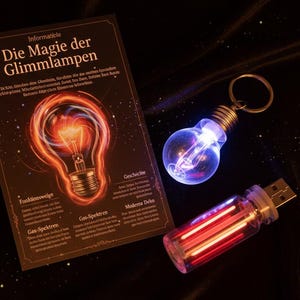 Könnte beinhalten: Werbebild mit einem Buch mit dem Titel "Die Magie der Glimmlampen" und einer Glühbirnen-Grafik. Ein leuchtender Schlüsselanhänger in Form einer Glühbirne und ein USB-Stick mit roten und orangen Lichtern sind ebenfalls zu sehen. Der Hintergrund ist dunkel.