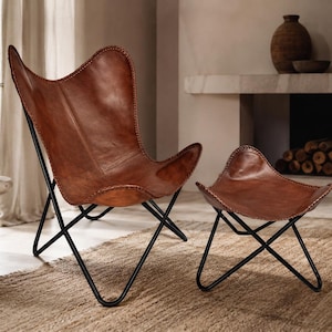 Rustikaler Schmetterlingsstuhl aus Leder mit Ottomane, handgefertigte Boho Lounge Sitzfläche, Vintage Akzentmöbel, industrielles schwarzes Metallrahmen-Dekorset