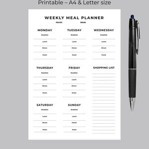 Pode incluir: Uma folha de planeamento semanal de refeições branca com texto preto, apresentando secções de segunda a domingo com linhas para pequeno-almoço, almoço, jantar e lanches, além de uma coluna de lista de compras. Uma caneta preta à direita.