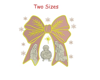 Può includere: Design ricamato con un fiocco rosa con contorni gialli, che incornicia una scena della natività. La scena comprende Maria, Giuseppe e Gesù bambino, con fiocchi di neve e il testo "Two Sizes" in rosso.