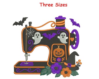 Può includere: Un disegno per ricamo raffigurante una macchina da cucire nera con accenti arancioni e viola. La macchina è decorata con due fantasmi bianchi, una zucca, pipistrelli, una ragnatela e un cappello da strega. Il testo "Three Sizes" appare sopra.