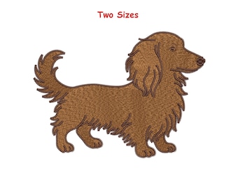 Può includere: Immagine ricamata di un cane bassotto marrone a pelo lungo. Il testo "Two Sizes" è in rosso in alto. Il cane è raffigurato di profilo, con cuciture dettagliate che creano un aspetto strutturato. Il cane ha orecchie lunghe e una coda soffice.