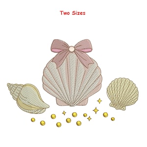 Op de afbeelding: Een geborduurd ontwerp met een grote zeeschelp met een strik, een kauri schelp en een kleinere sint-jakobsschelp. Gouden kralen en sterren zijn verspreid rond de schelpen. De tekst "Two Sizes" staat bovenaan.