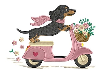 Può includere: Design ricamato di un bassotto su uno scooter rosa con un cestino di fiori. Il cane indossa una sciarpa rosa e lo scooter ha un dettaglio a cuore. Fiori rosa seguono lo scooter.