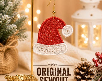 Può includere: Un orecchino a forma di cappello di Babbo Natale realizzato con filo ricamato rosso e bianco dalla finitura testurizzata. Il cappello presenta un bordo bianco e un pon-pon bianco sulla punta. Pende da un gancio dorato. Testo ORIGINAL SEWOUT.
