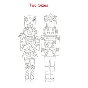 Könnte beinhalten: Strichzeichnung von zwei Spielzeugsoldaten, einer mit einer Trommel und einem Vogel auf der Schulter, der andere mit einem Schnurrbart. Der Text "Two Sizes" steht in Rot über den Soldaten.