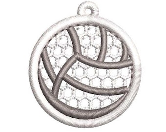 Può includere: Toppa ricamata con un design a pallavolo. La toppa circolare ha un bordo bianco e una grafica a pallavolo grigia. Il design della pallavolo include un motivo a rete e linee curve, con un anello nella parte superiore per il fissaggio.