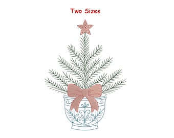 Può includere: Design ricamato di albero di Natale con una stella e un fiocco. L'albero è in un vaso decorativo con un motivo floreale. Il testo "Two Sizes" è sopra l'albero.