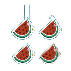 Puede incluir: Cuatro parches bordados con forma de rodaja de sandía, con interior rojo, semillas negras, corteza blanca y borde verde. Cada pieza incluye un pequeño corazón rosa y una estrella amarilla de cuatro puntas, con distintos tipos de bordes.