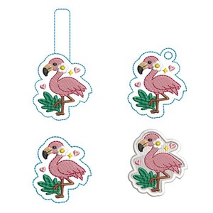 Könnte beinhalten: Vier gestickte Flamingo-Aufnäher mit einem rosa Flamingo, der auf einem Bein neben grünen Blättern, einer weißen Blume und kleinen rosa Herzen steht. Die Designs umfassen Varianten mit einer vertikalen Lasche, einer Öse und einem Rand.