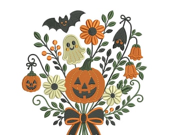 Può includere: Un disegno per ricamo con il testo Three Sizes sopra una composizione festiva di una zucca di Halloween, un fantasma, due pipistrelli, fiori arancioni, fiori color crema e foglie verdi, il tutto legato da un fiocco nero e arancione.