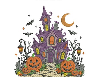 Può includere: Un disegno per ricamo raffigurante una casa stregata viola con finestre gialle, zucche di Halloween arancioni, una luna crescente, pipistrelli e alberi spogli. Il testo "Three Sizes" appare in alto in rosso. Include un sentiero e una recinzione.