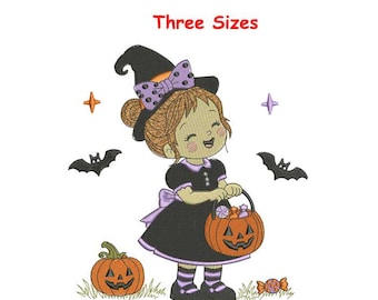 Può includere: Un disegno da ricamo che raffigura un bambino vestito da strega con un abito nero, un cappello con un fiocco viola a pois e calze a righe. Il disegno include due zucche, due pipistrelli, stelle e caramelle. Il testo "Three Sizes" è in alto.