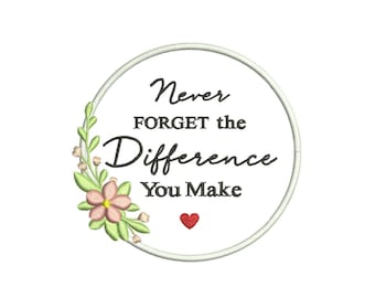 Può includere: Design ricamato con la scritta "Never Forget the Difference You Make" all'interno di una cornice circolare. Una composizione floreale con fiori rosa e foglie verdi adorna il lato sinistro, con un piccolo cuore rosso in basso.