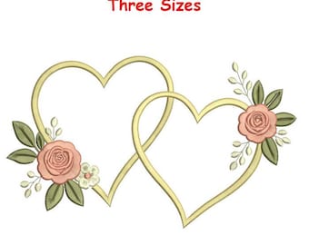 Può includere: Un disegno per ricamo che presenta due cuori intrecciati con contorni dorati. Il cuore a sinistra è decorato con una rosa color pesca e foglie verdi, mentre quello a destra presenta una rosa e foglie abbinate. Il testo Three Sizes è visibile.