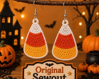 Può includere: Un paio di orecchini triangolari a forma di caramella candy corn, realizzati in filo di cotone bianco, arancione e giallo con ganci in metallo argentato. Sotto gli orecchini si trova una toppa ricamata rettangolare con un pipistrello nero, due stelle dorate e il testo Original Sewout.