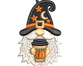 Può includere: Una toppa ricamata raffigurante uno gnomo che indossa un cappello da mago nero decorato con stelle arancioni e una luna crescente. Lo gnomo ha una barba bianca, un naso color marrone chiaro e tiene una tazza da caffè con coperchio nero e zucca.