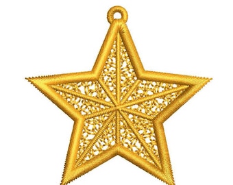 Può includere: Un ornamento a forma di stella dorata caratterizzato da un ricamo intricato con un motivo a punti denso e strutturato all'interno e un bordo cucito solido. Un piccolo occhiello circolare è fissato alla punta superiore per appenderlo.