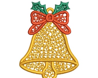 Può includere: Un disegno di campana ricamato color oro con un motivo a reticolo, sormontato da un fiocco rosso cucito e due foglie di agrifoglio verdi. Il ricamo presenta una consistenza simile a un filo con un contorno netto, creando una forma decorativa.