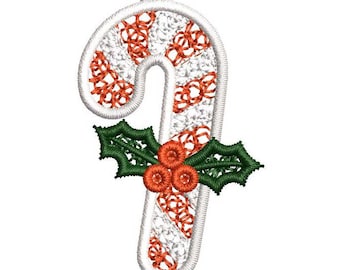 Può includere: Un ornamento a forma di bastoncino di zucchero con strisce diagonali bianche e arancioni dalla trama simile al pizzo. Il design include un piccolo occhiello in alto per appenderlo ed è decorato con tre bacche arancioni e due foglie di agrifoglio verde scuro.