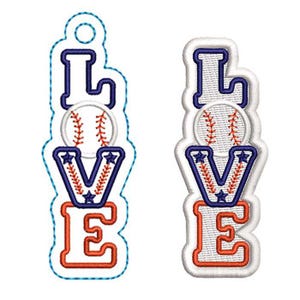 Puede incluir: Dos parches bordados verticales con la palabra LOVE en letras de bloque. La L es azul oscuro, la O es una pelota de béisbol blanca con costuras rojas, la V es azul oscuro con estrellas y la E es naranja. Un parche tiene un borde azul cosido.