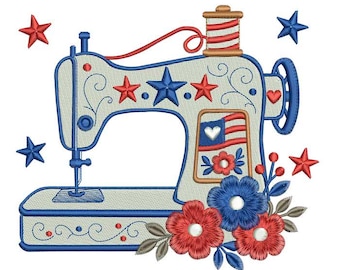 Può includere: Design di macchina da cucire ricamata nei colori patriottici. La macchina è color crema con accenti blu e rossi, con stelle, fiori e un motivo a bandiera americana. Una bobina di filo rosso e bianco è posta sopra la macchina, con ulteriori abbellimenti a forma di stella e floreali.