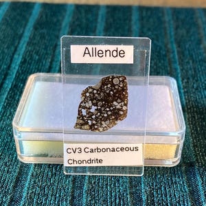 Meteorito Allende CV3 Condrito Carbonáceo em Lâmina Delgada: Qualidade para Pesquisa, Educação e Colecionismo