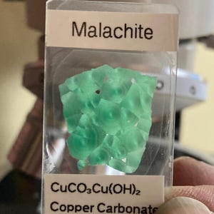 Malaquita en lámina delgada: calidad para investigación, educación y coleccionismo.