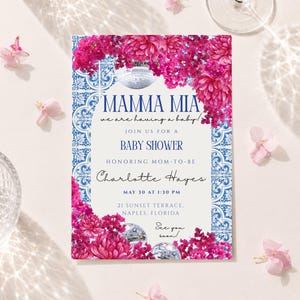 Puede incluir: Una tarjeta de invitación rectangular para baby shower con un borde de patrón de azulejos azules y blancos, acentos florales rosas vibrantes y bolas de discoteca plateadas. El texto dice: MAMMA MIA we are having a baby! JOIN US FOR A BABY SHOWER HONORING MOM-TO-BE Charlotte Hayes MAY 30 AT 1:30 PM 21 SUNSET TERRACE, NAPLES, FLORIDA See you soon!