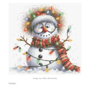 以下が含まれることがあります： 赤と緑のストライプのマフラー、メガネ、カラフルなクリスマスライトで飾られた雪だるまのクロスステッチチャート。 雪だるまは人参の鼻と小枝の腕を持っています。 デザインサイズは300 x 296ステッチです。