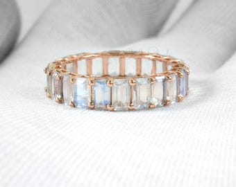 Anillo de eternidad con piedra lunar arcoíris natural talla baguette, banda de oro rosa, joya de piedra natal de junio
