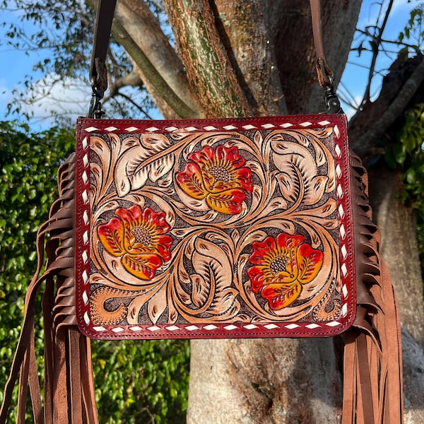 Borsa a tracolla in pelle lavorata con rose e frange