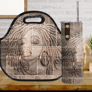 Op de afbeelding: Een bruine en zwarte lunchtas en een bruine en zwarte tumbler met een ontwerp van een vrouw met dreadlocks en grote oorringen. Het ontwerp is op een textuur achtergrond.