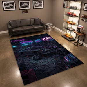 Könnte beinhalten: Ein rechteckiger Teppich mit einer detaillierten Illustration eines Autos in einer Werkstattumgebung mit Neonschildern, auf denen JDM SPEED SHOP, GARAGE DRIFT CLUB und OPEN LATE steht. Das Design zeigt Werkzeuge und Autoteile.