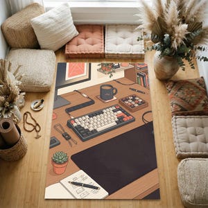 Könnte beinhalten: Ein rechteckiger Teppich mit einer digitalen Illustration eines Schreibtisch-Setups. Das Design zeigt eine mechanische Tastatur, eine dunkle Kaffeetasse, eine Sukkulente im Topf, ein Notizbuch mit Stift und eine große schwarze Schreibtischunterlage auf einer Holzoberfläche.