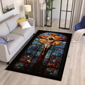 Könnte beinhalten: Ein rechteckiger Teppich mit einem Buntglasfenster-Design, das die Kreuzigung darstellt. Der Teppich hat einen schwarzen Rand und ein detailliertes Bild mit leuchtenden Farben, darunter Blau, Rot und Gelb.