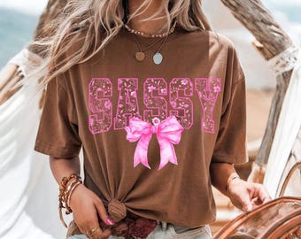 Maglietta con fiocco rosa impertinente – Maglietta grafica femminile – Estetica cowgirl alla moda