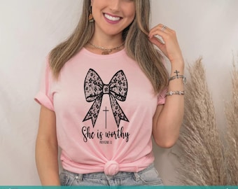 Sie ist würdiges christliches Shirt: Sprüche 31 Glaube Grafik T-Shirt
