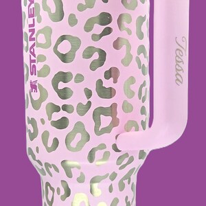 Vaso Stanley ProTour Leopard de 40 oz, envoltura completa grabada con láser, nombre personalizado en el asa, regalo de la Copa Stanley en tonos pastel imagen 10