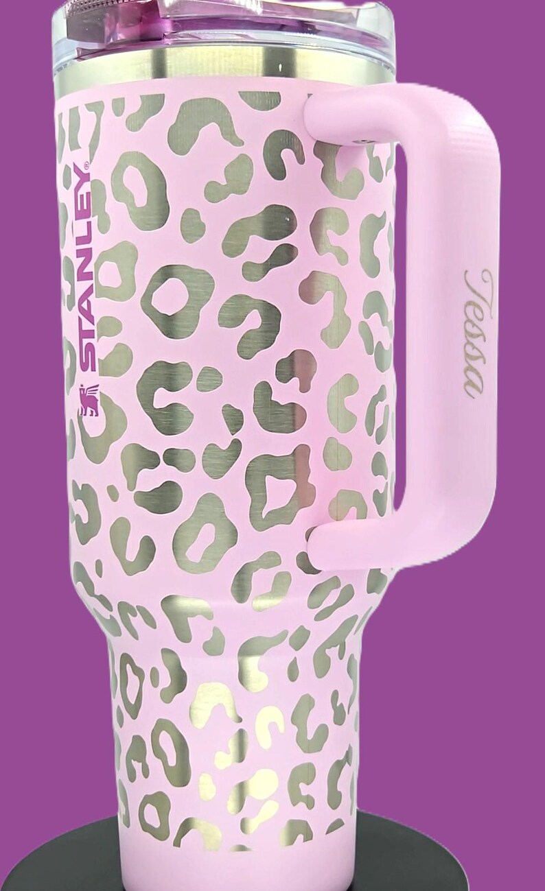 Vaso Stanley ProTour Leopard de 40 oz, envoltura completa grabada con láser, nombre personalizado en el asa, regalo de la Copa Stanley en tonos pastel imagen 10