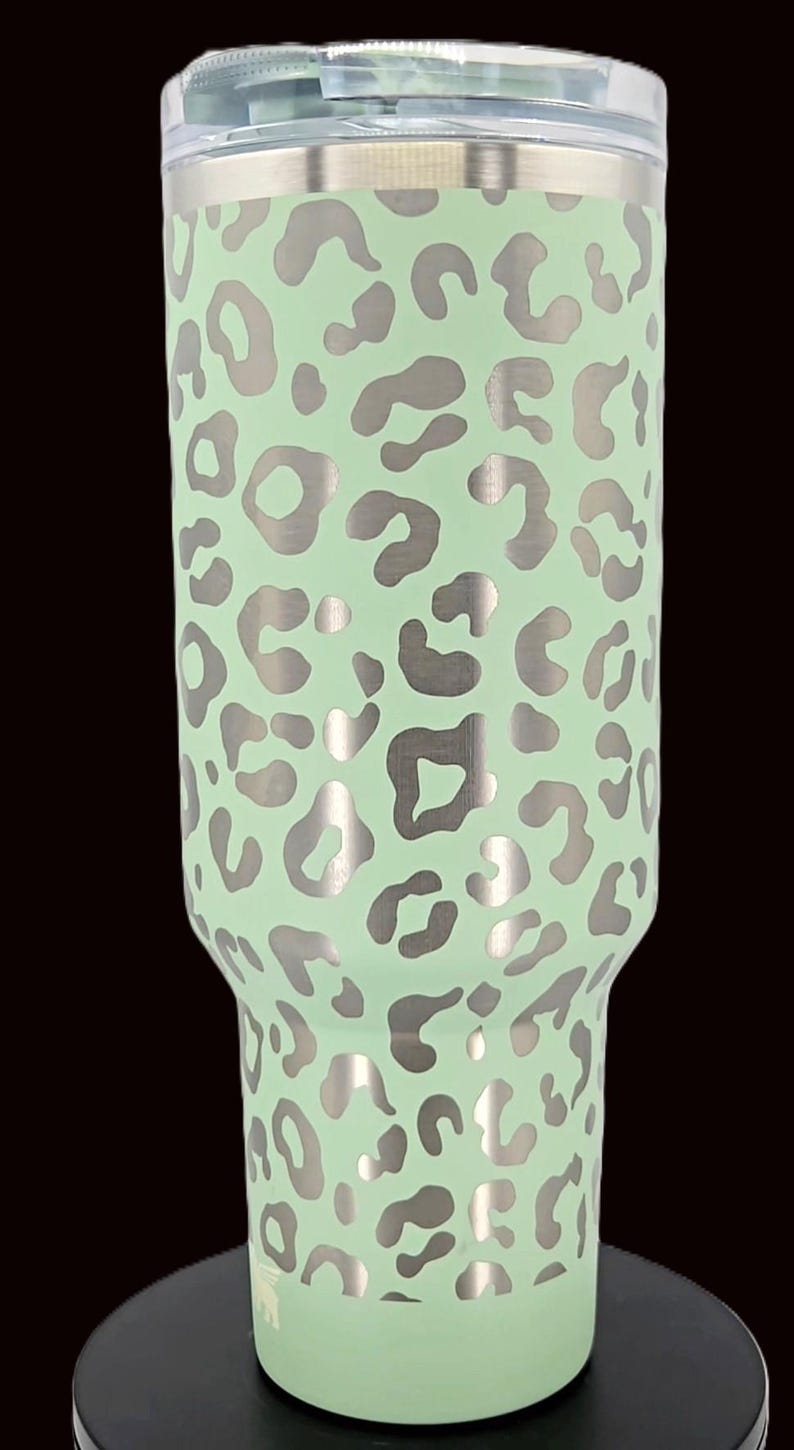 Puede incluir: Un letrero de madera hecho a mano con la palabra "Welcome" en una fuente juguetona. El letrero est&aacute; pintado de blanco con un acabado envejecido y presenta un dise&ntilde;o floral decorativo en tonos rosa y verde. Dise&ntilde;ado para colgar.